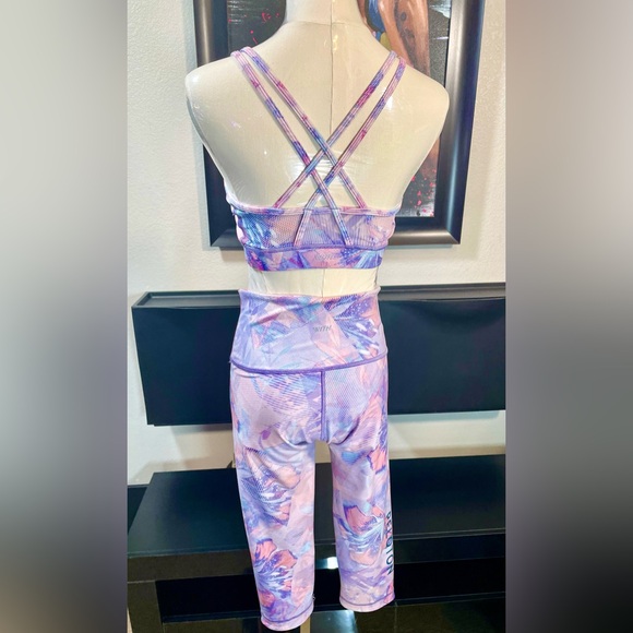 Peloton x WITH floral 2k blue pink bra & matching crop leggings set, size medium - Picture 4 of 16